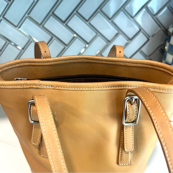 COACH TAN LEATHER BUCKET BAG WITH SILVER HARDWARE - Picture 7 of 15